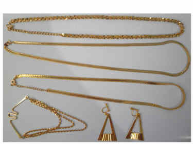 鍍金飾品(項鍊3條、衣領紐扣飾品1只、耳環1對)