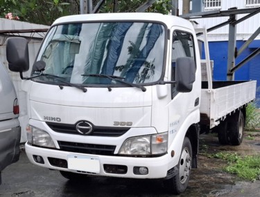 售Hino日野300白色14尺手排6輪3.49噸超便宜貨車商用車
