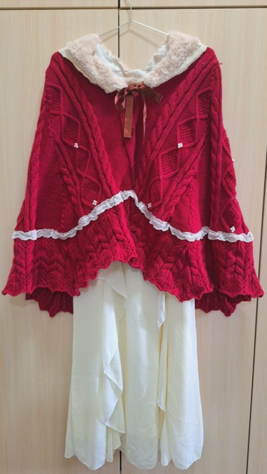 紅斗篷波紋洋裝