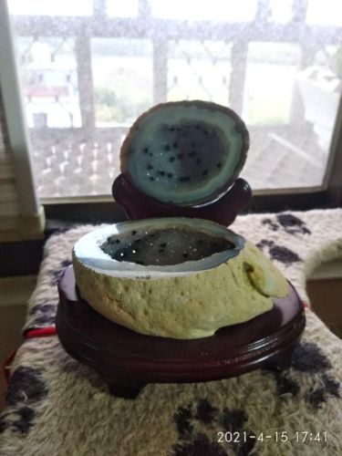 天然瑪瑙晶洞含座二手